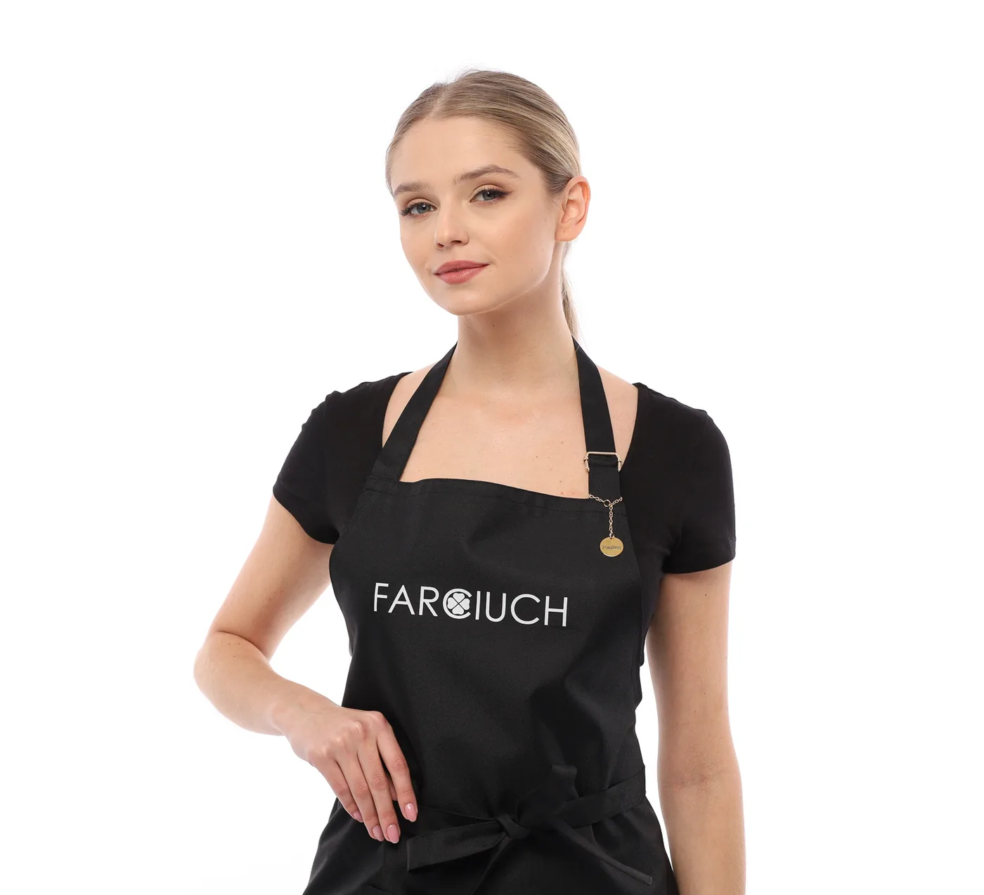 Fartuch kosmetyczny w czerni z nadrukiem logo Farciuch, złota zawieszka przy szelce